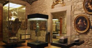 Interior del Museu Tresor de la Catedral de Girona con piezas de arte religioso