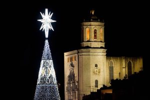 Navidad en Girona, con luces festivas y ambiente navideño en el casco antiguo