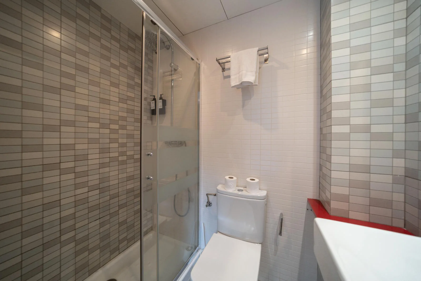 Bany amb dutxa de l'Apartament A