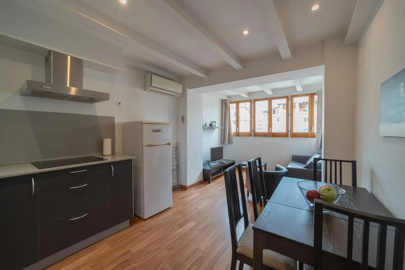 Cuina i sala d'estar de l'Apartament B d'Apartaments Girona Centre