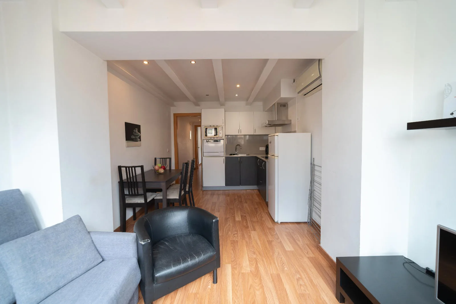 Sala d'estar i cuina de l'Apartament B