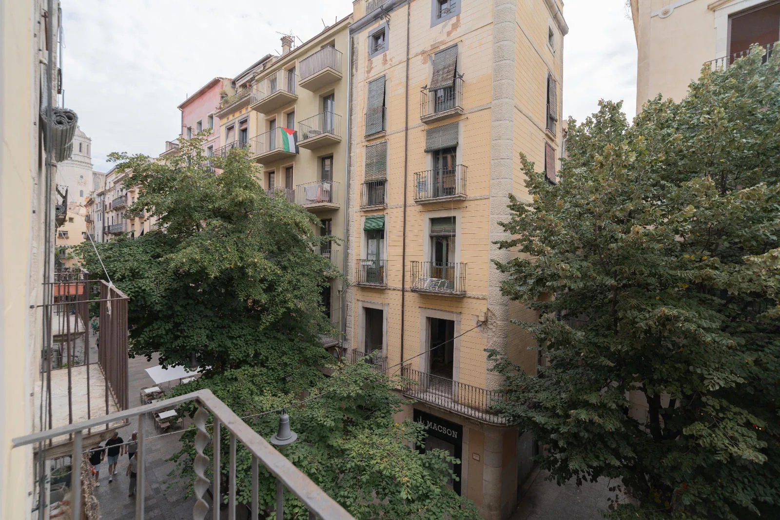 Vistes a la Rambla des del balcó de l'Apartament B